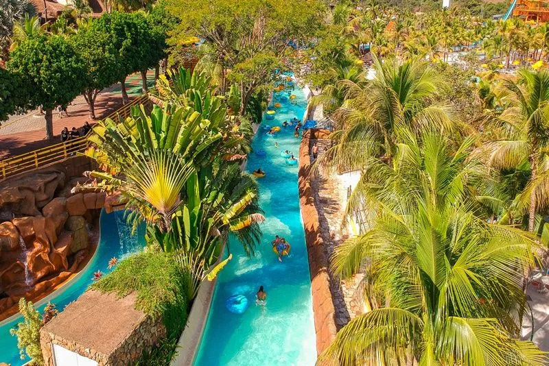 Rio lento no Thermas dos Laranjais